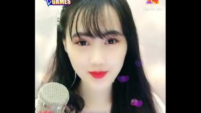 Nữ idol giọng ngọt rên rỉ show hàng trên app 18+